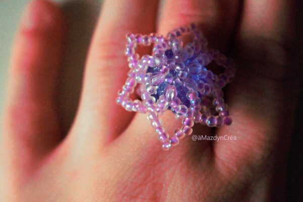 Bague en perle violette