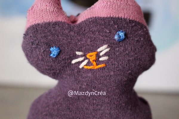 Peluche Upcycling Chat violet – Image 5
