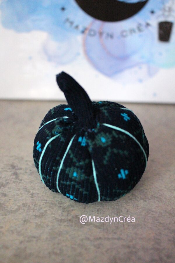 Peluche citrouille bleu upcycling