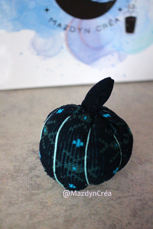 Peluche citrouille bleu upcycling – Image 2