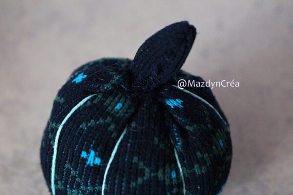Peluche citrouille bleu upcycling – Image 4