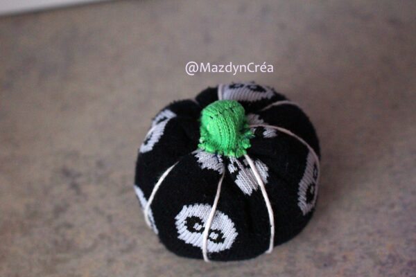 Peluche citrouille tête de mort – Image 4