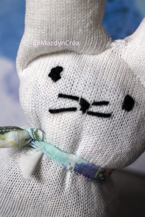 Peluche upcycling lapin blanc – Image 9